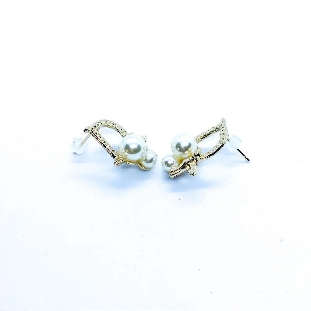 NWT Gold Letter “D”Faux Pearl Dove Fashion Earring